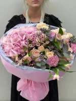 Букет из гортензий и розовых цветов в нежных тонах для особого случая.