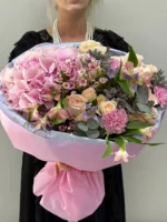 Романтичный букет из гипсофилы и розовых роз для особого случая.