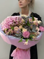 Элегантный букет из нежных цветов для особых случаев.