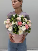 Букет свежих цветов в розовой коробке, композиция для подарка и декора.