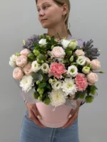 Свежий букет цветов из роз, гвоздик и хризантем в нежных пастельных тонах для особого случая.