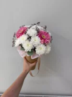 Элегантный букет с белыми и розовыми хризантемами для особых случаев.