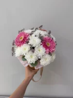 Розовый и белый букет цветов, свежие хризантемы и гвоздики, услуги флористики.