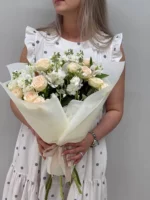 Элегантный букет свежих цветов с розами и гортензией, идеально для подарка или декора.