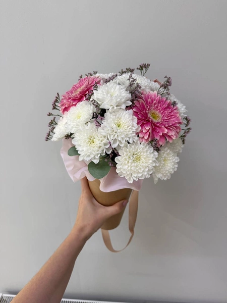 5292054537022077309 - Татьяна Косова Яркий букет цветов из белых и розовых хризантем и гвоздик на заказ.