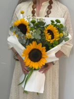Женщина с букетом подсолнухов и зелени, свадебная или праздничная композиция, стиль "Вместо Слов".