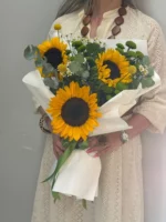 Подсолнухи в букетах, цветочные композиции, флористика, подарки на праздник, оформление цветами, стильные цветочные аранжировки, свадебные букеты.