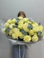 Монобукет из белых роз Мондиаль