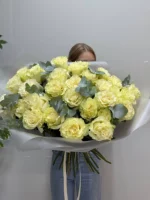 Монобукет из белых роз Мондиаль — изображение 3