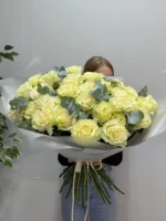 Монобукет из белых роз Мондиаль — изображение 2