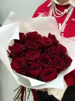 Монобукет из бордовых роз — изображение 2