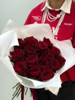 Монобукет из бордовых роз — изображение 3