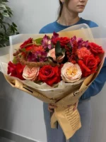 Букет "В объятиях роз"