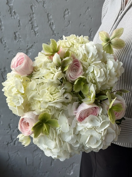 11 (2) - Татьяна Косова Букет невесты с гортензией и ранункулюсами — изображение 1