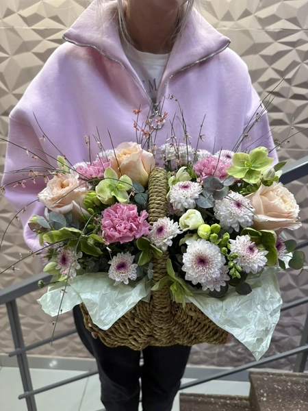 81 (1) - Татьяна Косова Композиция с хелеборусом и розой Шиммер — изображение 1