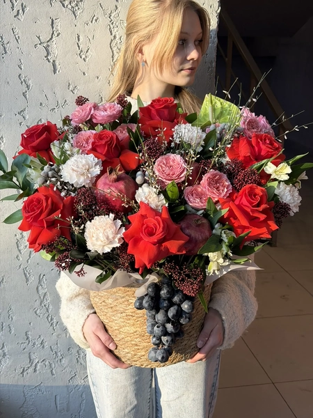 901 (1) - Татьяна Косова Композиция цветочная с гранатом и виноградом — изображение 1